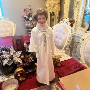Danbury Mint - First Ladies Nancy Reagan Charming Porcelain Doll in Satin Robe